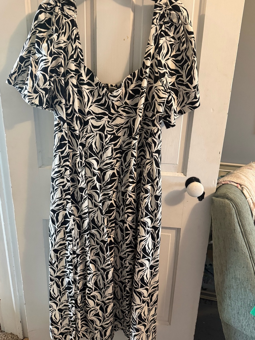 a new day Black and White Leaf-Print Midi Dress